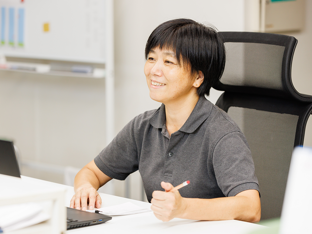 笑顔で作業に取り組むスタッフ