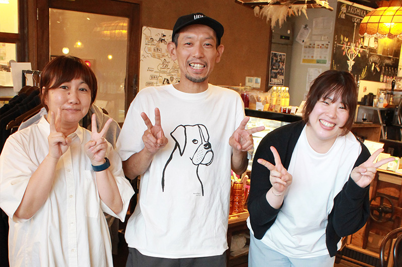 横山さんを囲んで、JSNの久保川主任＆小田主任も笑顔でパチリ